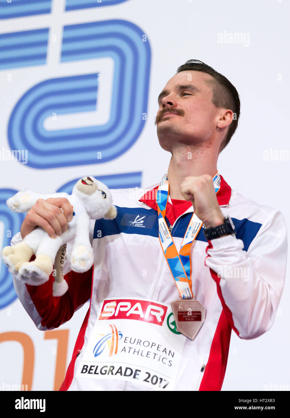 A Belgrado, in Serbia. 6 Mar, 2017. Norvegia silver medallist Filip Ingebrigtsen sul podio durante la cerimonia della vittoria per gli uomini 3000m il giorno tre del 2017 Europeo di Atletica Leggera Indoor campionati a Kombank Arena il 5 marzo 2017 a Belgrado in Serbia. Credito: Nikola Krstic/Alamy Live News Foto Stock