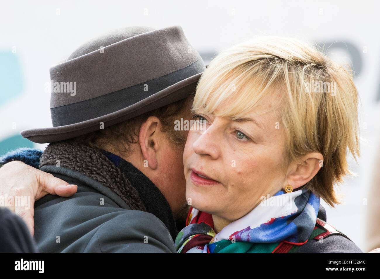 Londra, Regno Unito. Il 7 marzo 2017. Le figure pubbliche compresi Juliet Stevenson, Toby Jones, Rhys Ifans, Joely RIchardson e Vanessa Redgrave, fede leader dalla comunità ebraica e comunità cristiana, MPS e signore duplicazioni di raccogliere al Parlamento europeo per lanciare un appello ai parlamentari di consultare nuovamente con le autorità locali per salvare il "regime di UBS", per accogliere profughi più vulnerabili i bambini dall'Europa. Nella foto: Tracy Seaward abbracci Toby Jones. Credito: Paolo Davey/Alamy Live News Foto Stock