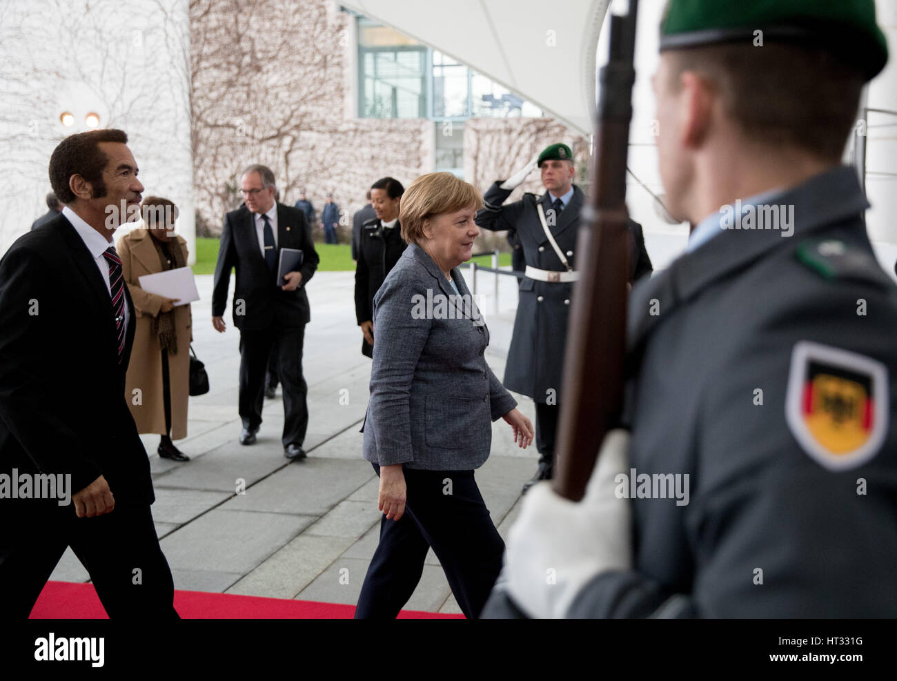 Berlino, Germania. 7 Mar, 2017. Il cancelliere tedesco Angela Merkel accoglie il presidente Khama esposto Seretse Ian Khama esposto del Botswana (l). alla cancelleria tedesca a Berlino, Germania, 7 marzo 2017. Foto: Kay Nietfeld/dpa/Alamy Live News Foto Stock