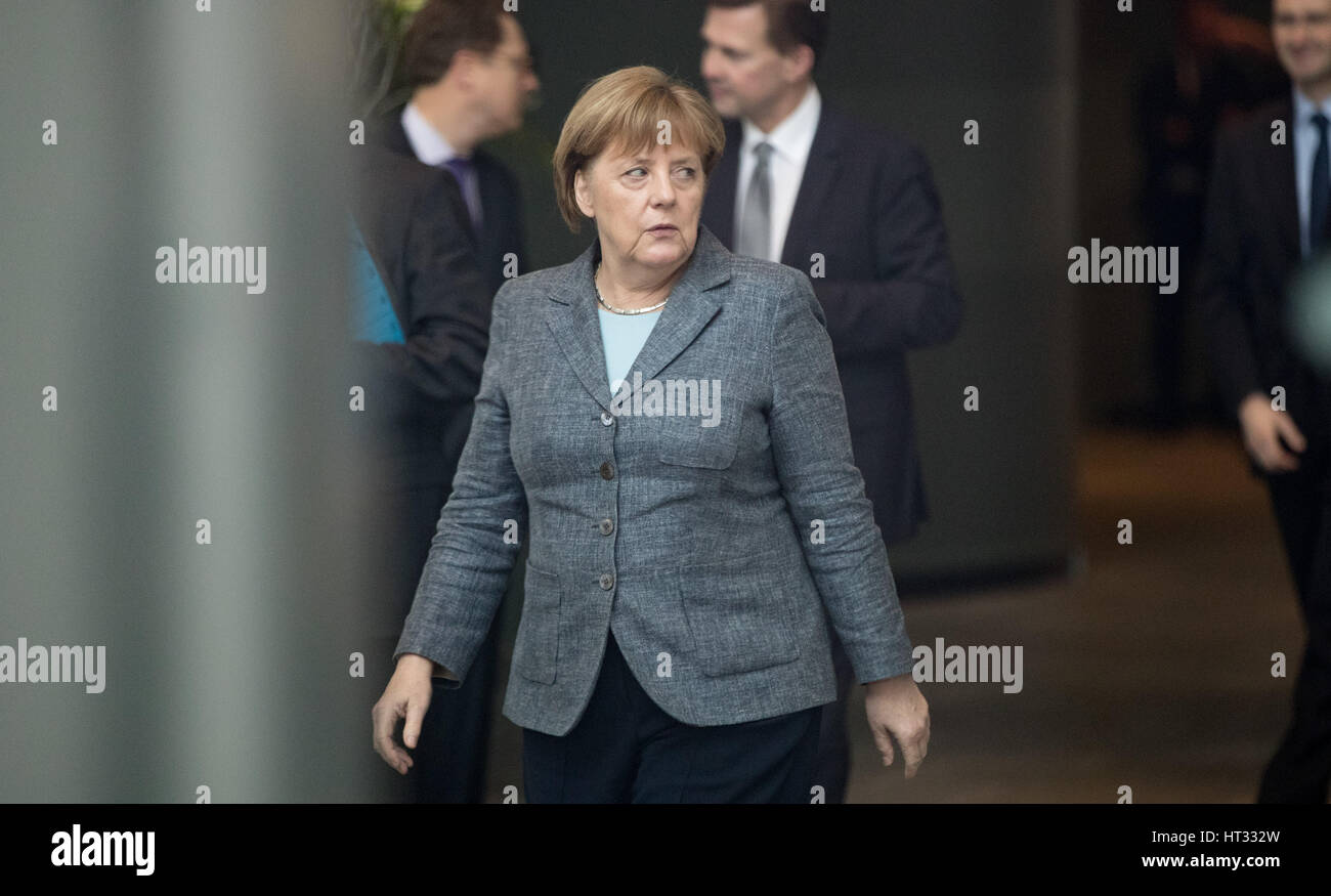 Berlino, Germania. 07Th Mar, 2017. Il cancelliere tedesco Angela Merkel attende il presidente Khama esposto Seretse Ian Khama esposto del Botswana (l) al di fuori della Cancelleria tedesca a Berlino il 7 marzo 2017. Foto: Kay Nietfeld/dpa/Alamy Live News Foto Stock