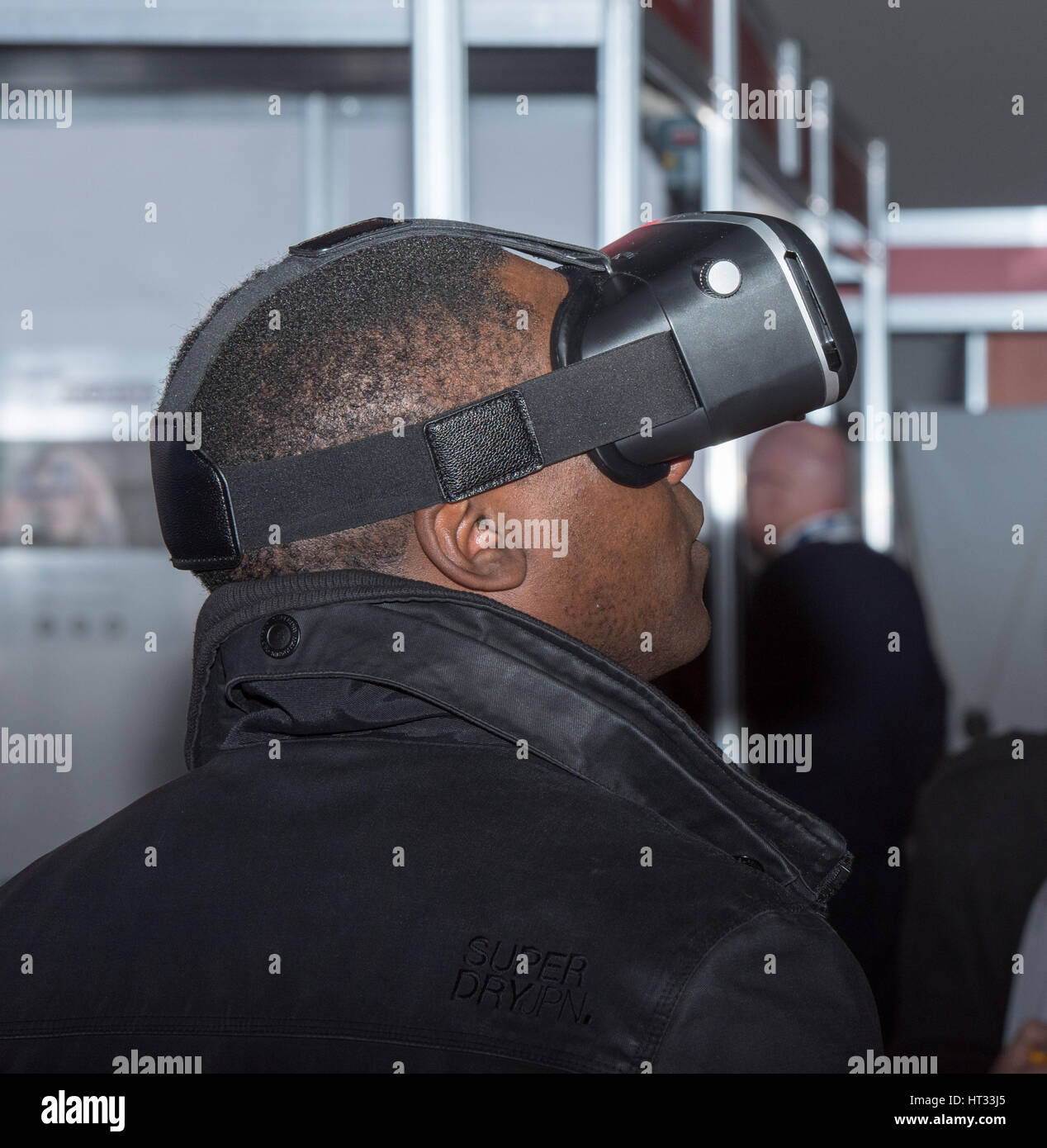 Londra, Regno Unito. 7 Mar, 2017. Wearable Technology show, cuffia VR Credito: Ian Davidson/Alamy Live News Foto Stock