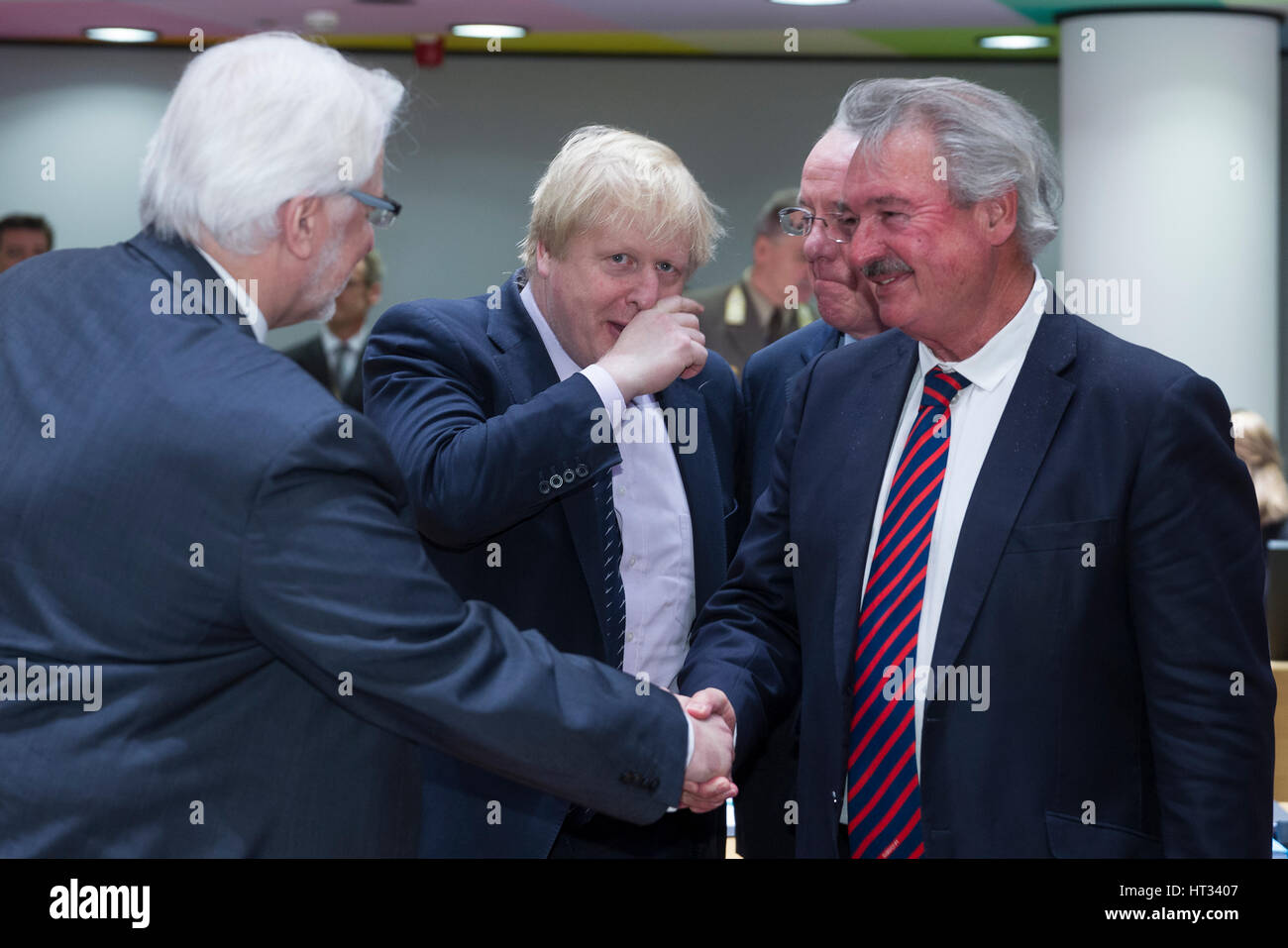 6 marzo 2017 - Bruxelles, Belgio: Da sinistra: ministro polacco degli Affari Esteri Witold Waszczykowski sta parlando con il Segretario di Stato britannico per il Foreign & Commonwealth Affairs Boris Johnson, il Ministro irlandese per gli Affari Esteri e Commercio Charles Flanagan e il ministro lussemburghese degli Affari Esteri e immigrazione Jean Asselborn durante una difesa della UE e i ministri degli affari esteri riuniti in Europa edificio, il Consiglio UE sede. - Nessun filo servizio- foto: Thierry Monasse/dpa foto: Thierry Monasse/dpa Foto Stock