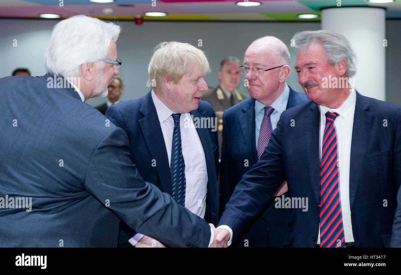 6 marzo 2017 - Bruxelles, Belgio: Da sinistra: ministro polacco degli Affari Esteri Witold Waszczykowski sta parlando con il Segretario di Stato britannico per il Foreign & Commonwealth Affairs Boris Johnson, il Ministro irlandese per gli Affari Esteri e Commercio Charles Flanagan e il ministro lussemburghese degli Affari Esteri e immigrazione Jean Asselborn durante una difesa della UE e i ministri degli affari esteri riuniti in Europa edificio, il Consiglio UE sede. - Nessun filo servizio- foto: Thierry Monasse/dpa foto: Thierry Monasse/dpa Foto Stock