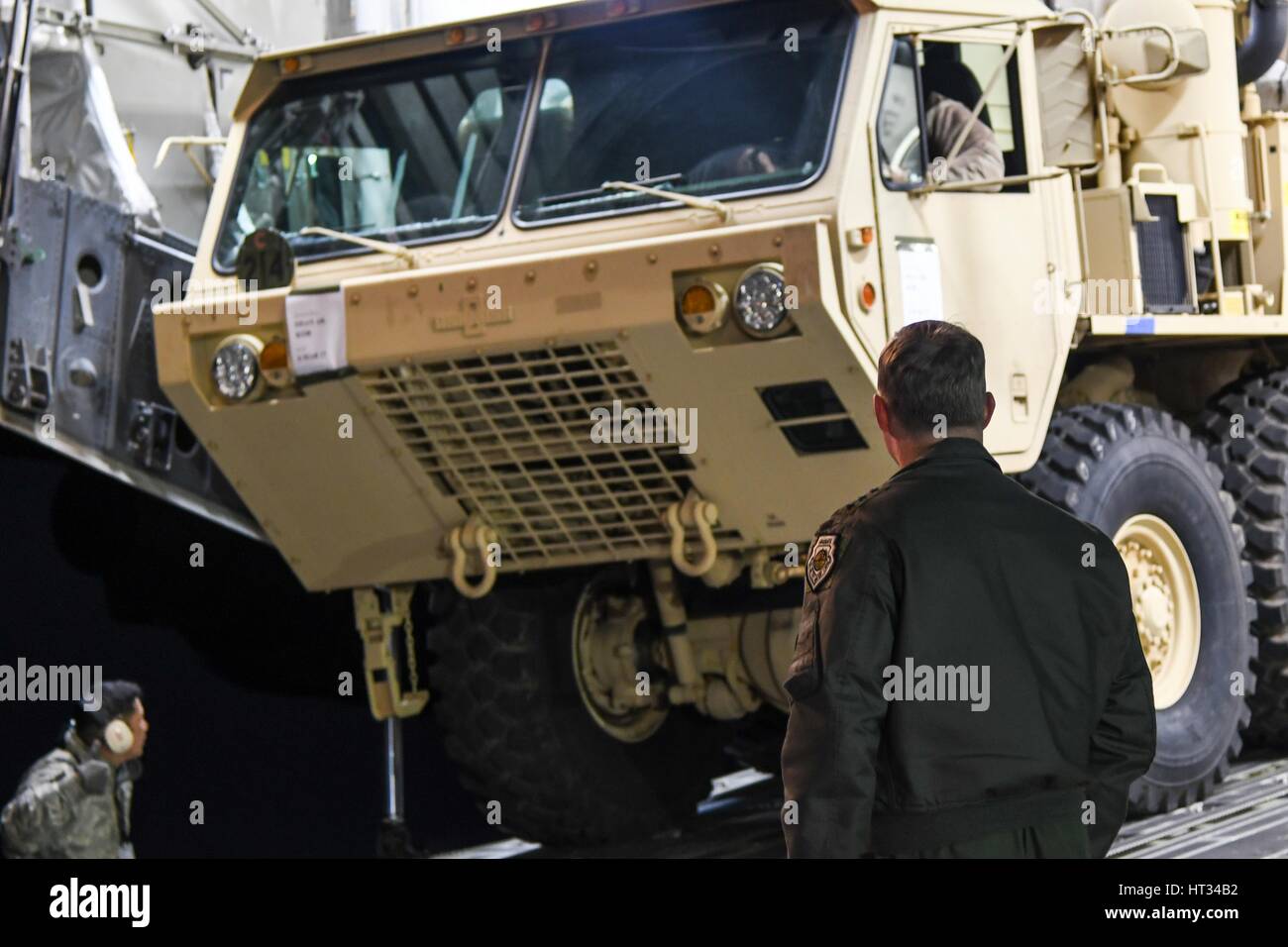 Stati Uniti Il personale dell'Air Force scaricare THAAD i sistemi di difesa antimissile da un C-7 velivolo da trasporto a Osan Air Base Marzo 6, 2017 in Pyeongtaek, Corea del Sud. Gli Stati Uniti stanno implementando il terminale ad alta altitudine Area sistema di difesa a seguito di un missile balistico effettuato prove dalla Corea del Nord. Foto Stock