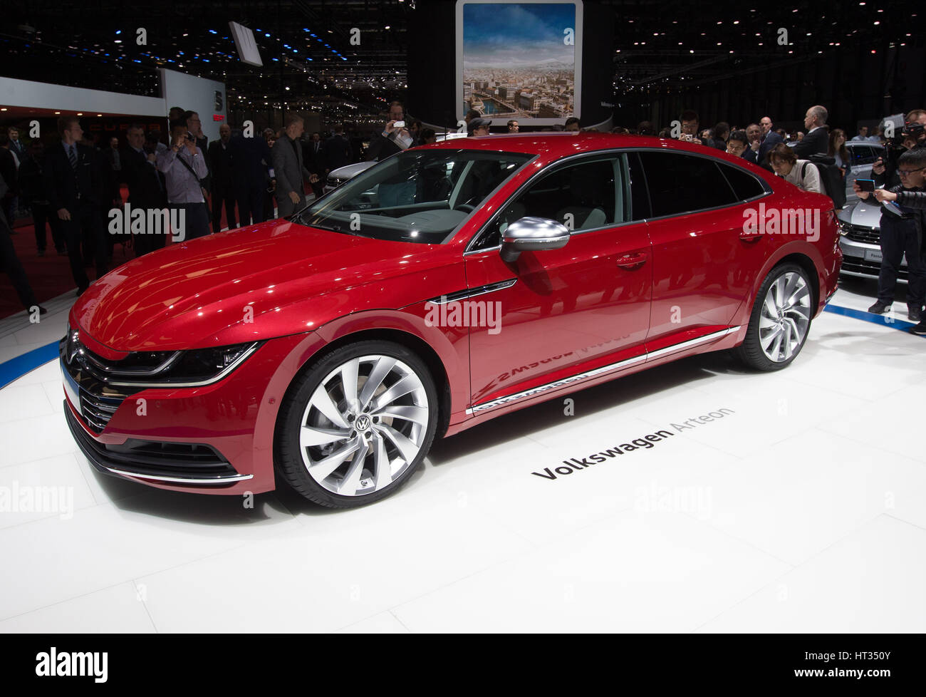 Ginevra, Svizzera. 7 Mar, 2017. Una Volkswagen Arteon auto è visto sulla prima premere il giorno del 87th International Motor Show di Ginevra, in Svizzera, il 7 marzo 2017. Questo anno il Geneva International Motor Show ospita alcune 180 espositori e presenta circa 900 modelli tra cui 148 mondo o anteprime europee. Credito: Xu Jinquan/Xinhua/Alamy Live News Foto Stock