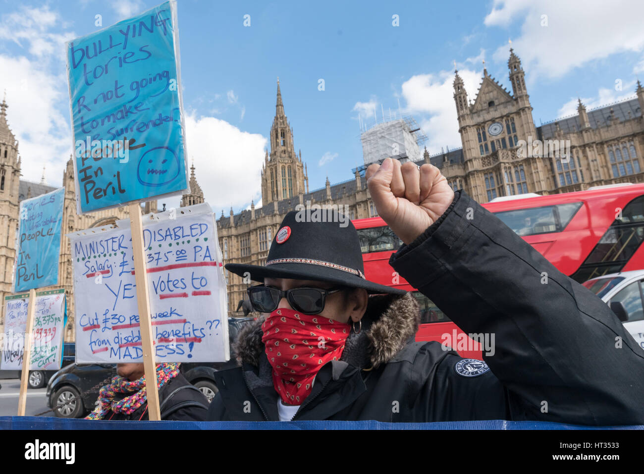 Londra, Regno Unito. Il 7 marzo 2017. Il giorno prima del giorno di bilancio, gli attivisti da persone disabili contro i tagli e la salute mentale rete di resistenza vengono a protestare presso il Parlamento contro la lunga serie di tagli inflitti ai disabili da DWP. Dopo aver parlato con MPs inclusi i ministri ombra marciarono intorno a piazza del Parlamento prima di sedersi per bloccare il traffico. Gli ultimi tagli di indipendenza personale dei pagamenti (PIP) comporterà l'inammissibilità di un ulteriore 160.000 richiedenti disabili, principalmente con la salute mentale condizioni. Credito: Peter Marshall / Alamy Live News Foto Stock