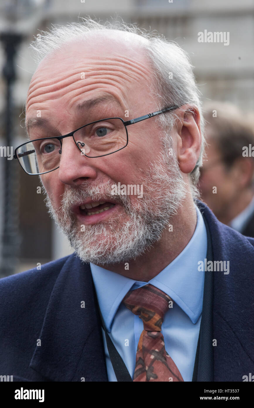 Londra, Regno Unito. Il 7 marzo 2017. Alexander Cunningham MP ministro ombra per le pensioni è interviewd alla protesta da parte di persone disabili contro i tagli e la salute mentale rete di resistenza in Parlamento contro la lunga serie di tagli inflitti ai disabili da DWP. Dopo aver parlato con MPs inclusi i ministri ombra marciarono intorno a piazza del Parlamento prima di sedersi per bloccare il traffico. Gli ultimi tagli di indipendenza personale dei pagamenti (PIP) comporterà l'inammissibilità di un ulteriore 160.000 richiedenti disabili, principalmente con la salute mentale condizioni. Credito: Peter Marshall / Alamy Live News Foto Stock