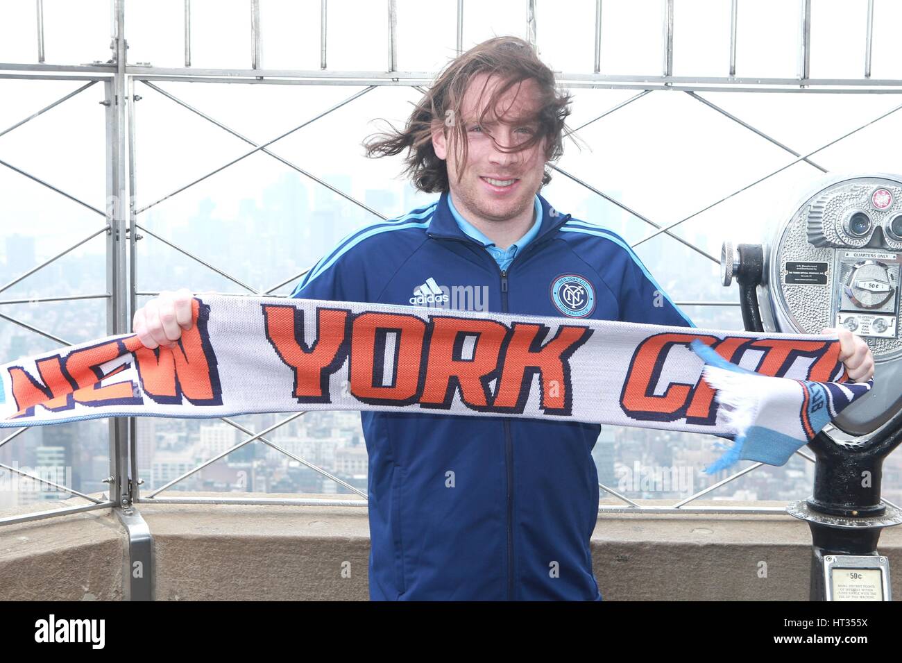 New York, NY, STATI UNITI D'AMERICA. 7 Mar, 2017. New York City FC centrocampista, Tommy McNamara visiti l'Empire State Building il 7 marzo 2017 in New York City. Credito: Diego Corredor/Mediapunch/Alamy Live News Foto Stock