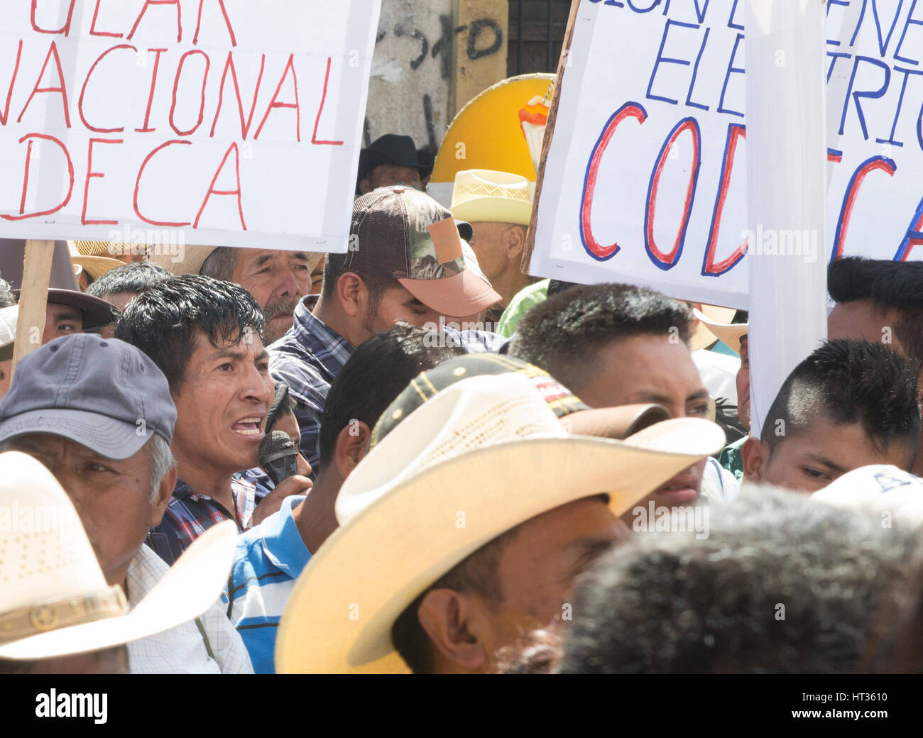 Città del Guatemala, Guatemala 7 Marzo 2017: 20.000 principalmente Maya indigeni guatemaltechi hanno marciato dalla multi[le punti fino a quindici miglia fuori il Campidoglio e il centro città Palazzo dei Congressi dove si è anche tenuta la 2 Ore di rally contro il dilagante corruzione del governo e incompetenza. Foto Stock