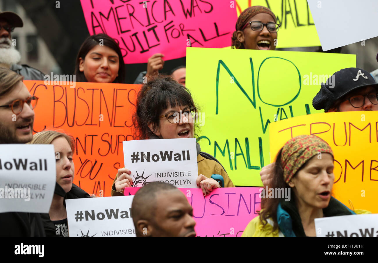 New York, Stati Uniti d'America. 7 Mar, 2017. I partecipanti tenere cartelli contro il muro di confine edificio durante un rally ospitati da New York City Public Advocate Letitia James in New York, Stati Uniti, in data 7 marzo 2017. Letitia James martedì rilasciato un piano per utilizzare New York City la leva economica per contrastare U.S. Presidente Donald Trump's sforzi per costruire un muro lungo gli Stati Uniti frontiera meridionale. Credito: Wang Ying/Xinhua/Alamy Live News Foto Stock