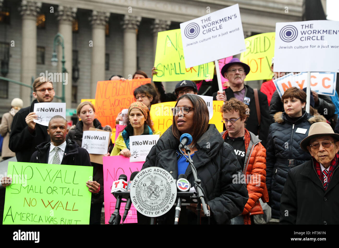 New York, Stati Uniti d'America. 7 Mar, 2017. La città di New York Public avvocato Letitia James (anteriore) parla durante un rally in New York, Stati Uniti, 7 marzo 2017. Letitia James martedì rilasciato un piano per utilizzare New York City la leva economica per ostacolare il presidente Donald Trump's sforzi per costruire un muro lungo il U.S confine meridionale. Credito: Wang Ying/Xinhua/Alamy Live News Foto Stock