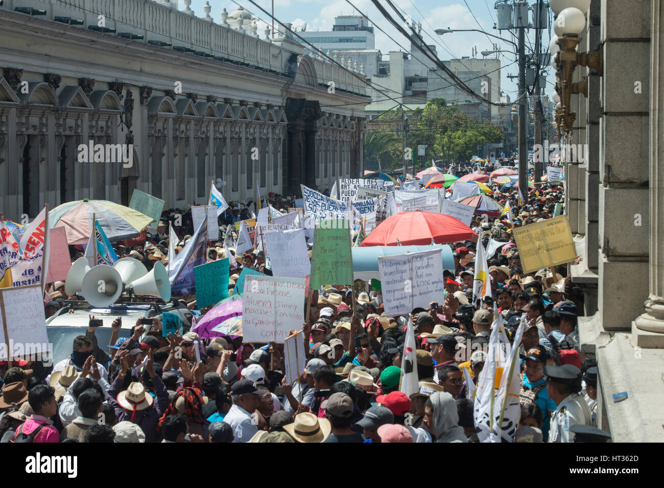 Città del Guatemala, Guatemala 7 Marzo 2017: 20.000 principalmente Maya indigeni guatemaltechi hanno marciato dalla multi[le punti fino a quindici miglia fuori il Campidoglio e il centro città Palazzo dei Congressi dove si è anche tenuta la 2 Ore di rally contro il dilagante corruzione del governo e incompetenza. Foto Stock