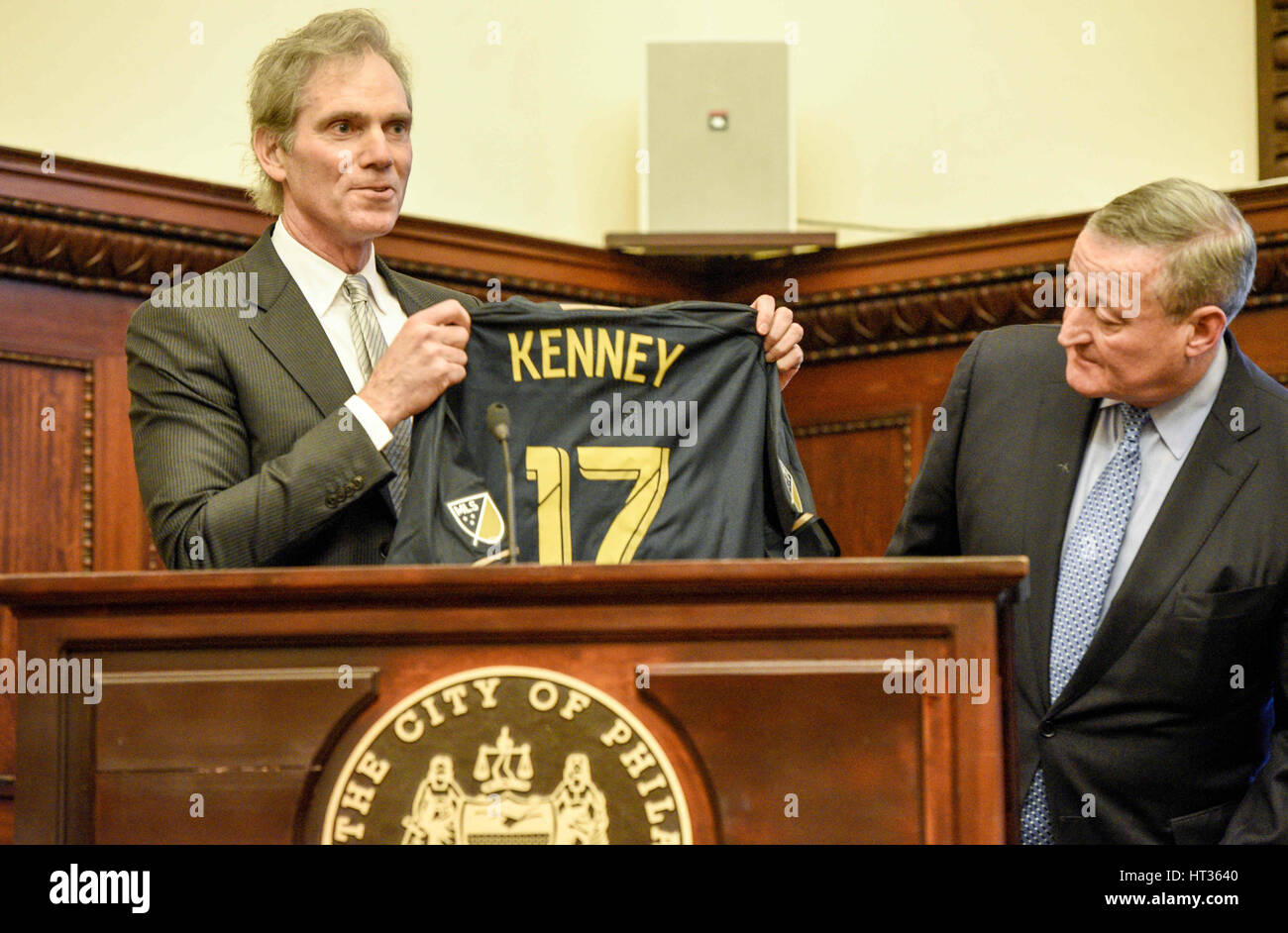 Philadelphia, Pennsylvania, USA. 7 Mar, 2017. Unione di Philadelphia, il proprietario, JAY SUGARMAN, presenta il sindaco di Philadelphia JIM KENNEY, con un titolo onorario di jersey a Philadelphia City Hall durante un pressore come parte del Philadelphia europea del marzo a calcio, una celebrazione di inizio del club ottava campagna in MLS. Credito: Ricky Fitchett/ZUMA filo/Alamy Live News Foto Stock