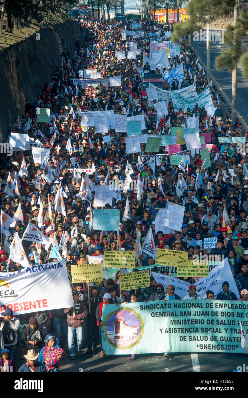 Città del Guatemala, Guatemala 7 Marzo 2017: 20.000 principalmente Maya indigeni guatemaltechi hanno marciato dalla multi[le punti fino a quindici miglia fuori il Campidoglio e il centro città Palazzo dei Congressi dove si è anche tenuta la 2 Ore di rally contro il dilagante corruzione del governo e incompetenza. Foto Stock