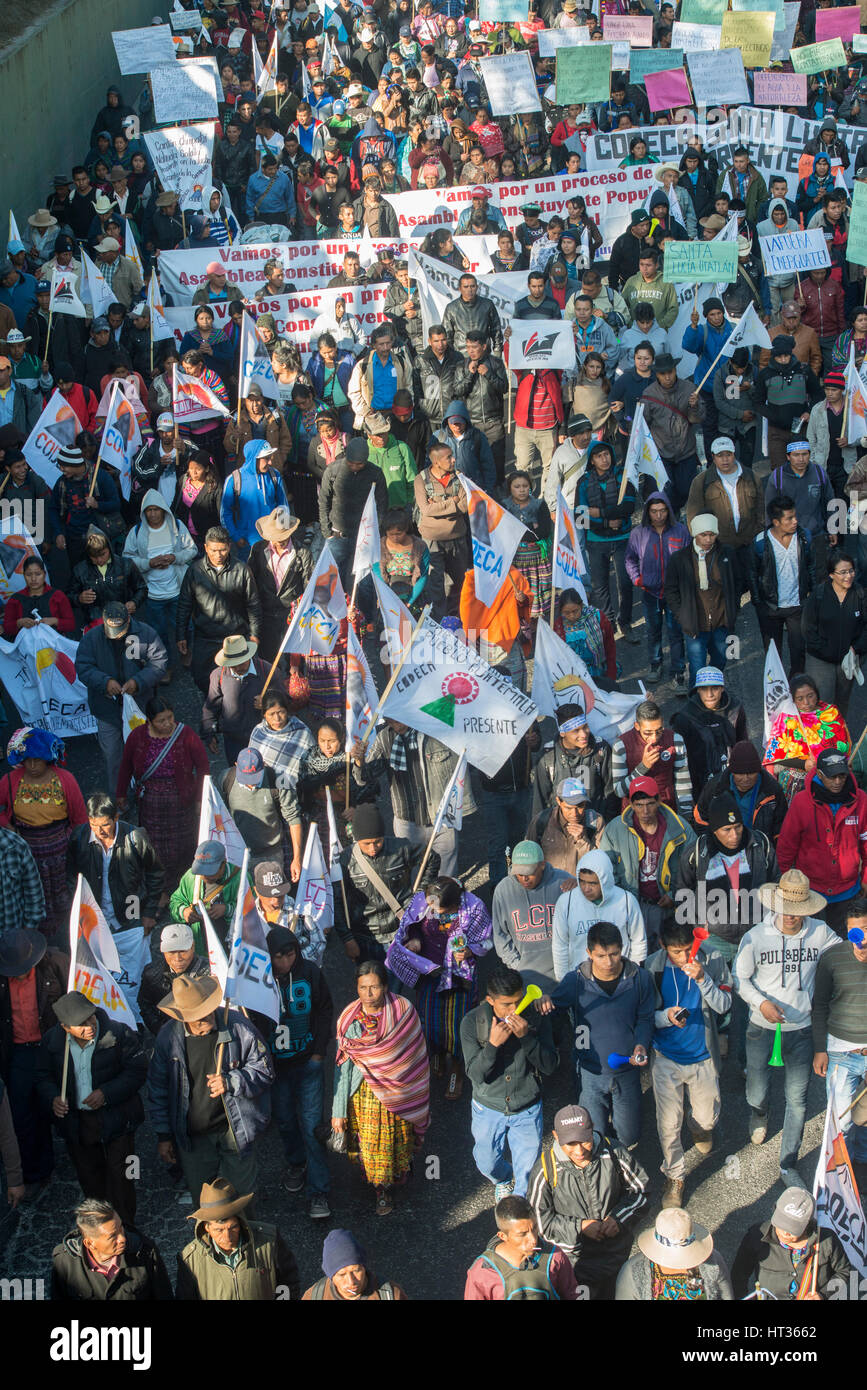 Città del Guatemala, Guatemala 7 Marzo 2017: 20.000 principalmente Maya indigeni guatemaltechi hanno marciato dalla multi[le punti fino a quindici miglia fuori il Campidoglio e il centro città Palazzo dei Congressi dove si è anche tenuta la 2 Ore di rally contro il dilagante corruzione del governo e incompetenza. Foto Stock