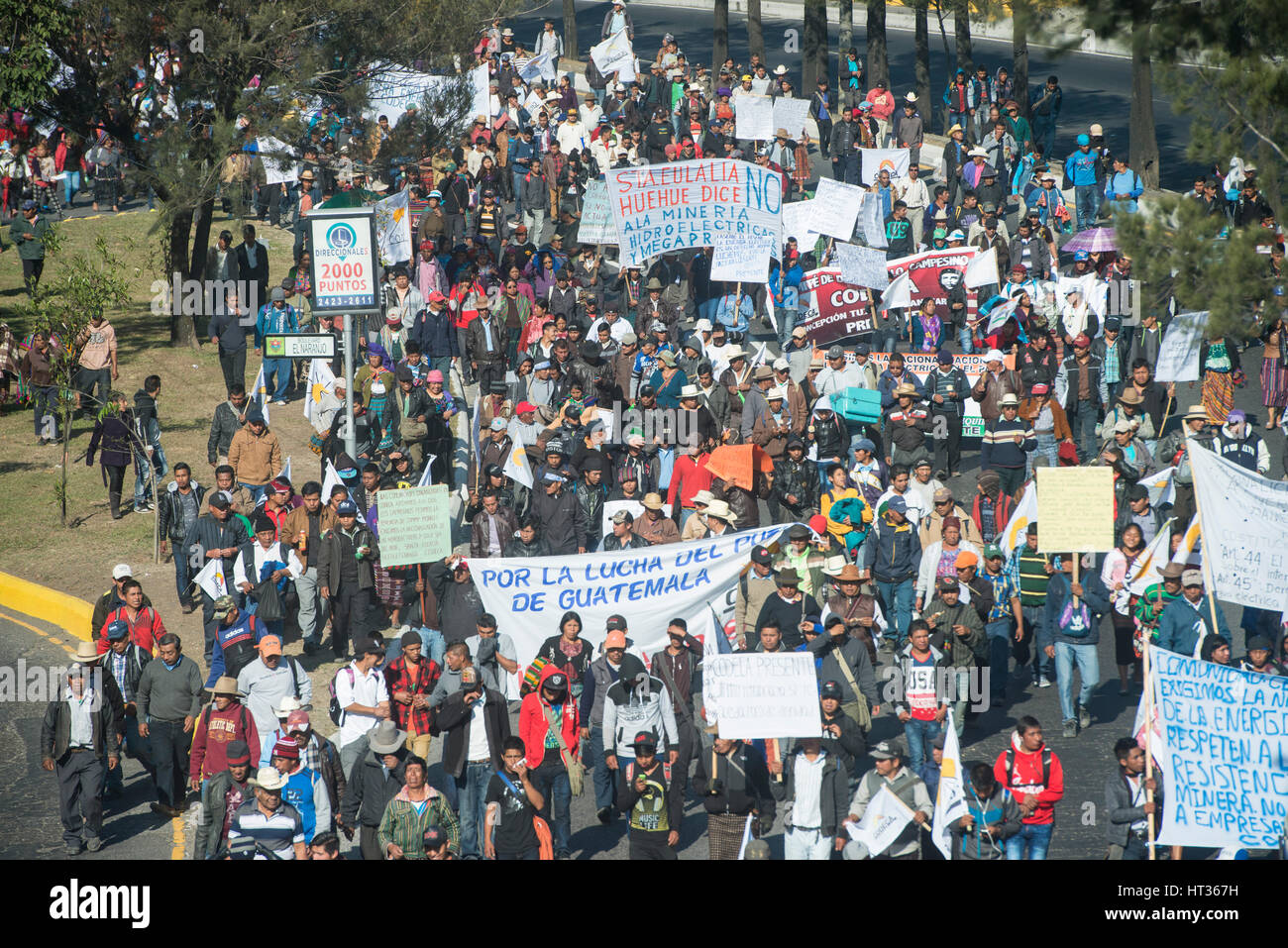 Città del Guatemala, Guatemala 7 Marzo 2017: 20.000 principalmente Maya indigeni guatemaltechi hanno marciato dalla multi[le punti fino a quindici miglia fuori il Campidoglio e il centro città Palazzo dei Congressi dove si è anche tenuta la 2 Ore di rally contro il dilagante corruzione del governo e incompetenza. Foto Stock