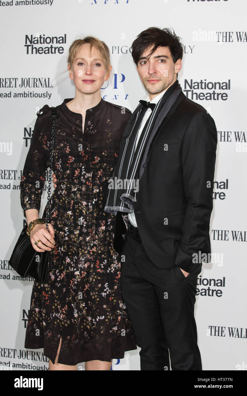 Londra, Regno Unito. 7 Mar, 2017. Hattie Morahan e Blake Ritson. Tappeto rosso arrivi per il prossimo Gala presso il Teatro Nazionale. Il prossimo è un biennale fundrasing gala in sostegno della NT apprendimento. Credito: Bettina Strenske/Alamy Live News Foto Stock