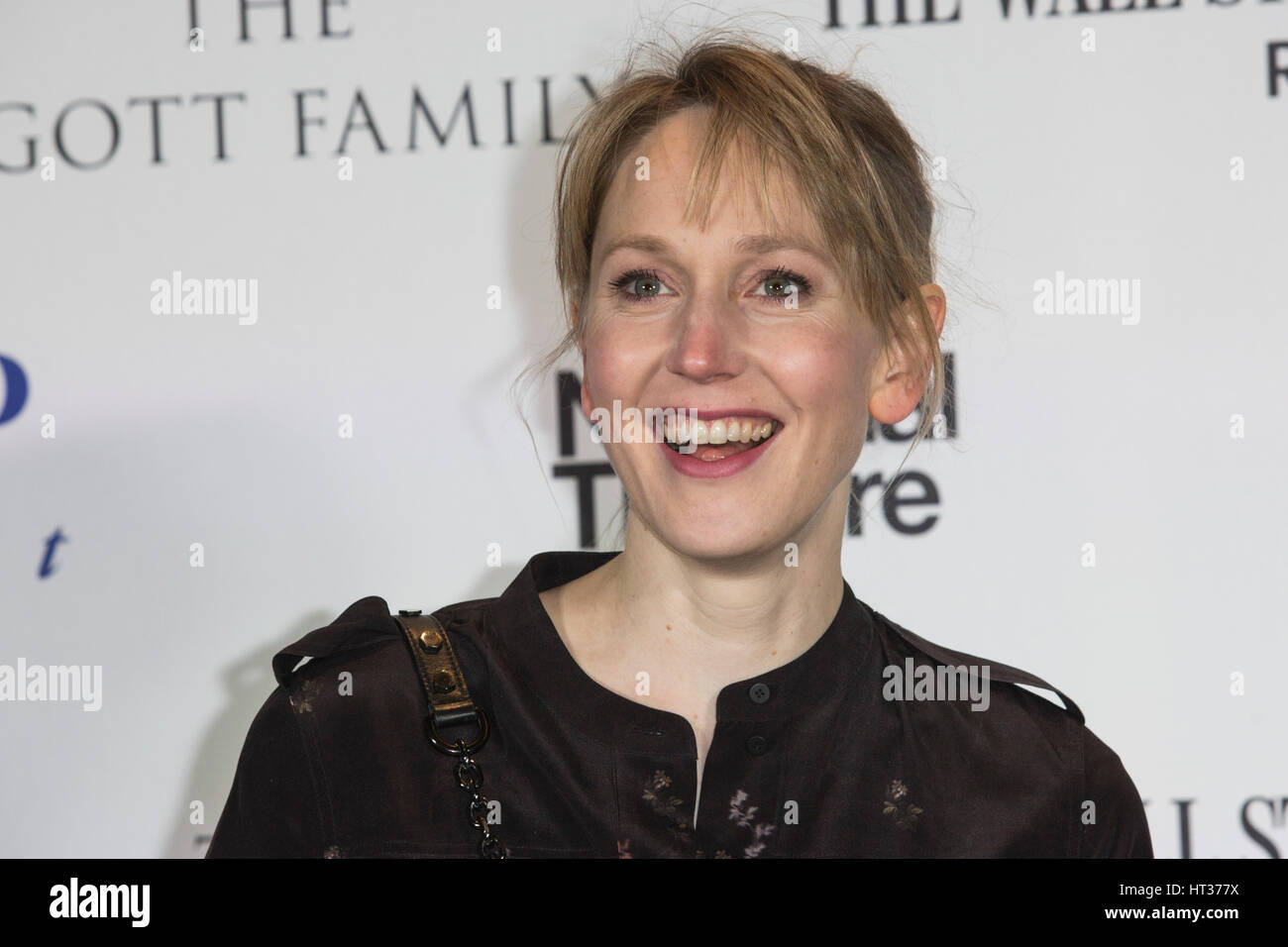 Londra, Regno Unito. 7 Mar, 2017. L'attrice Hattie Morahan. Tappeto rosso arrivi per il prossimo Gala presso il Teatro Nazionale. Il prossimo è un biennale fundrasing gala in sostegno della NT apprendimento. Credito: Bettina Strenske/Alamy Live News Foto Stock