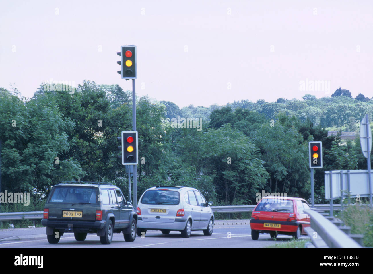 Il traffico si è fermato a un semaforo. Artista: sconosciuto. Foto Stock