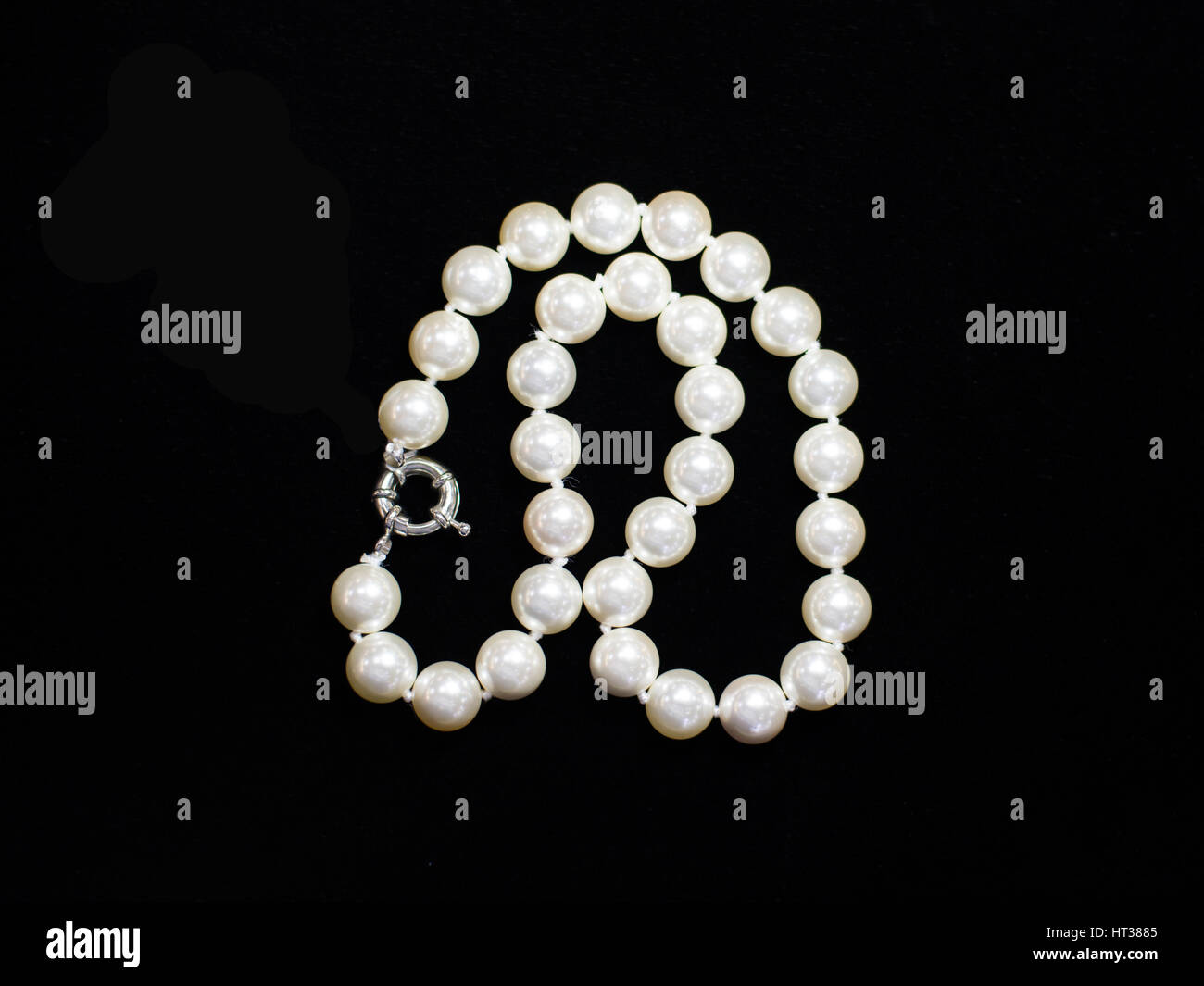 Collana etnica in plastica bianca su sfondo nero Foto Stock