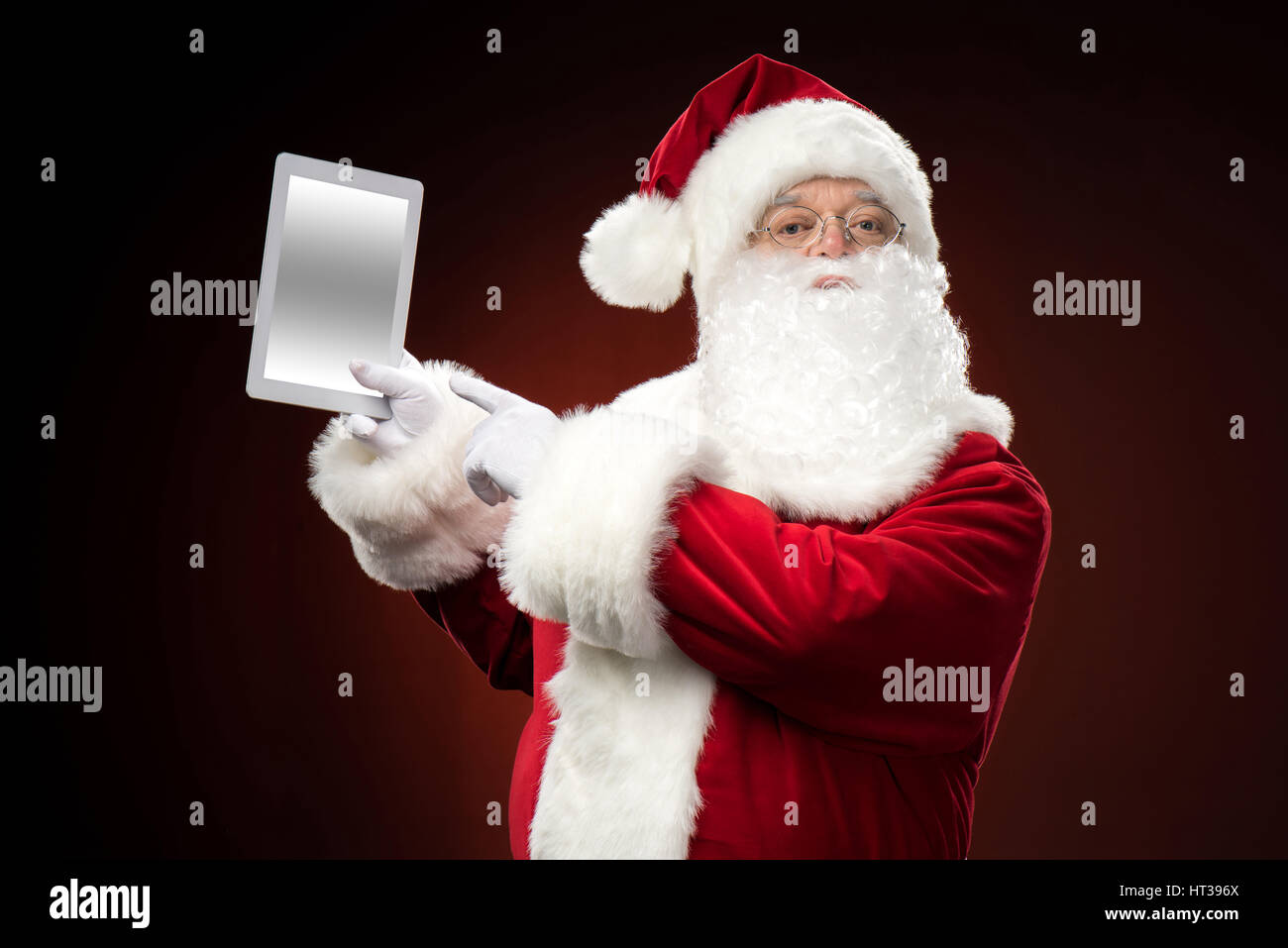 Babbo Natale con la tavoletta digitale Foto Stock