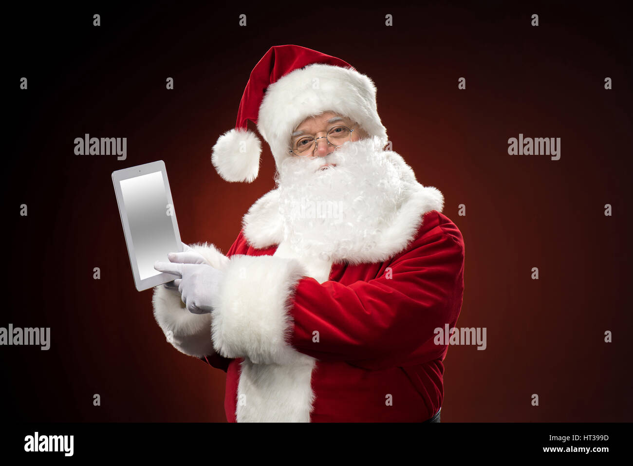 Babbo Natale con la tavoletta digitale Foto Stock