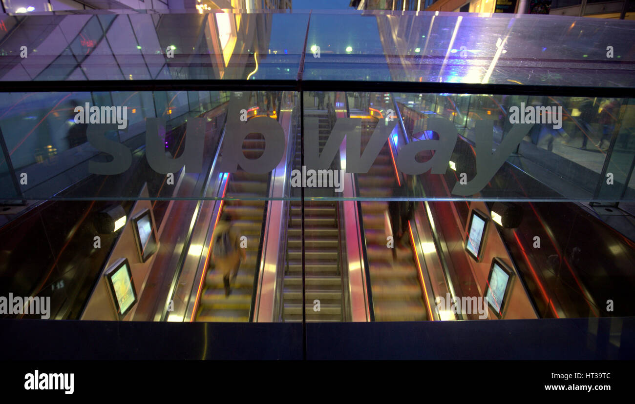 Glasgow Subway o la metropolitana scale mobili ingresso Buchanan Street Foto Stock