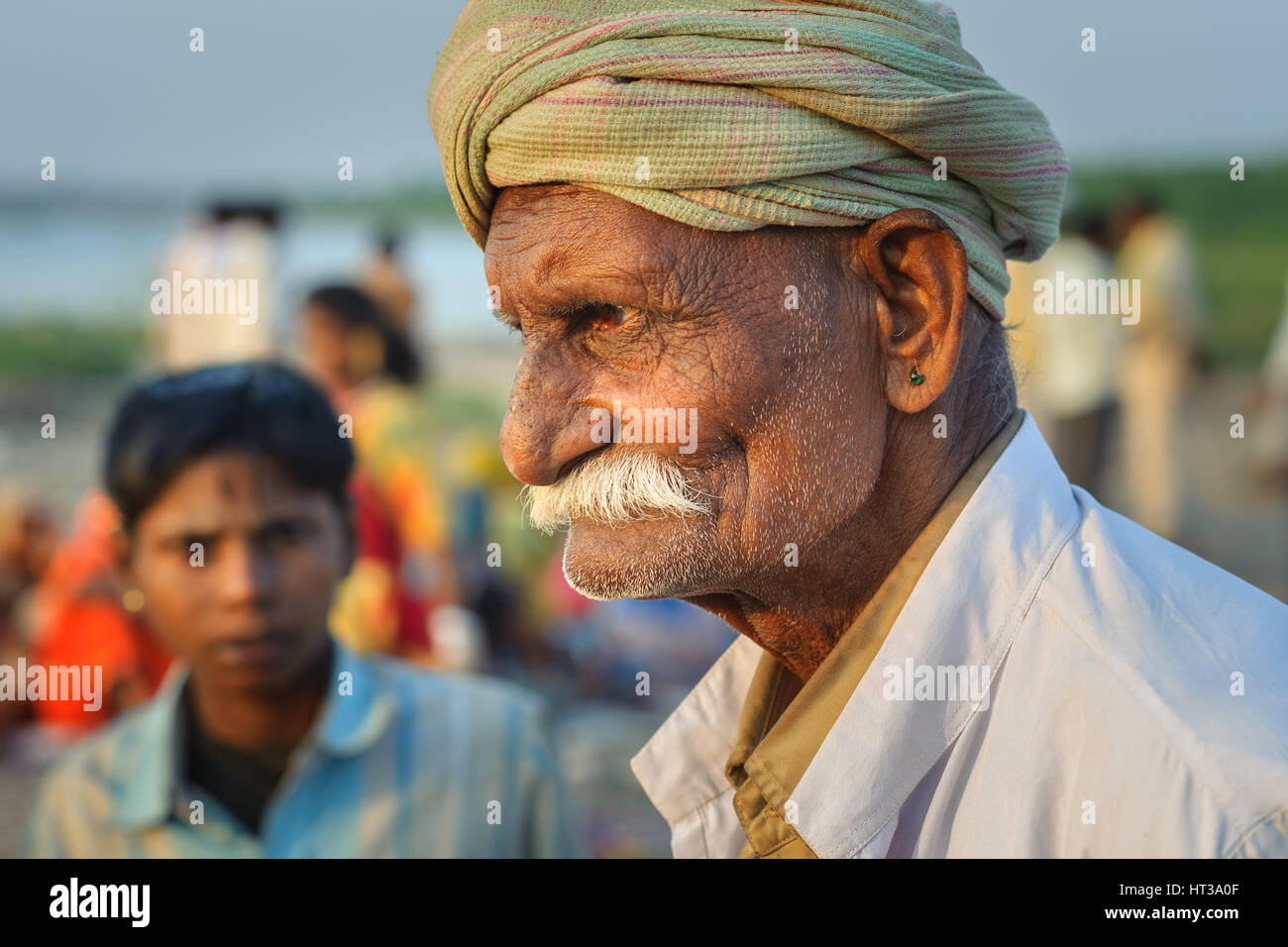 Profilo di un anziano gentiluomo Bhil in Rajasthan Foto Stock