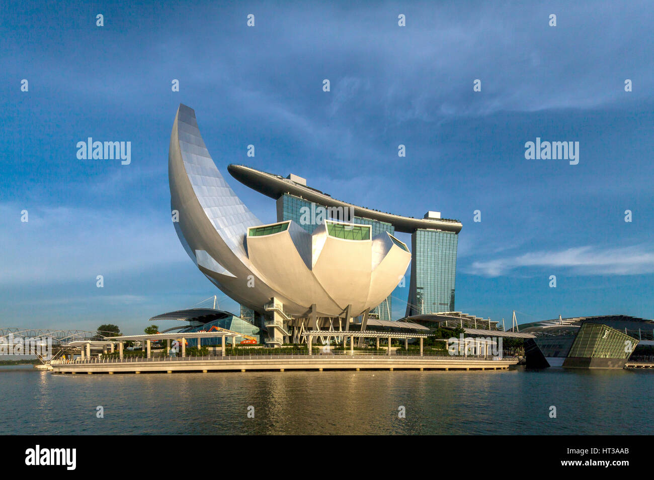 Il Marina Bay Sands Hotel, ArtScience Museum, il cielo blu e nuvole, Singapore Foto Stock