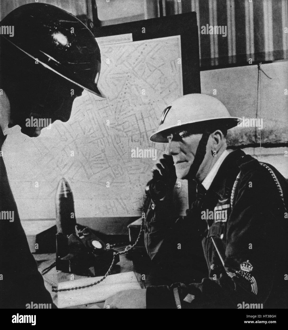 "Cinquanta mila incidenti sono stati segnalati a Londra nei centri di controllo durante il blitz', 1941 (1942). Artista: sconosciuto. Foto Stock