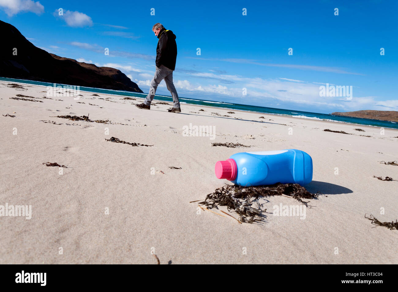 La bottiglia di plastica inquinamento dei rifiuti sulla spiaggia di Marghera, Ardara, County Donegal, Irlanda Foto Stock
