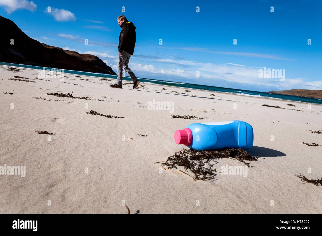 La bottiglia di plastica inquinamento dei rifiuti sulla spiaggia di Marghera, Ardara, County Donegal, Irlanda Foto Stock