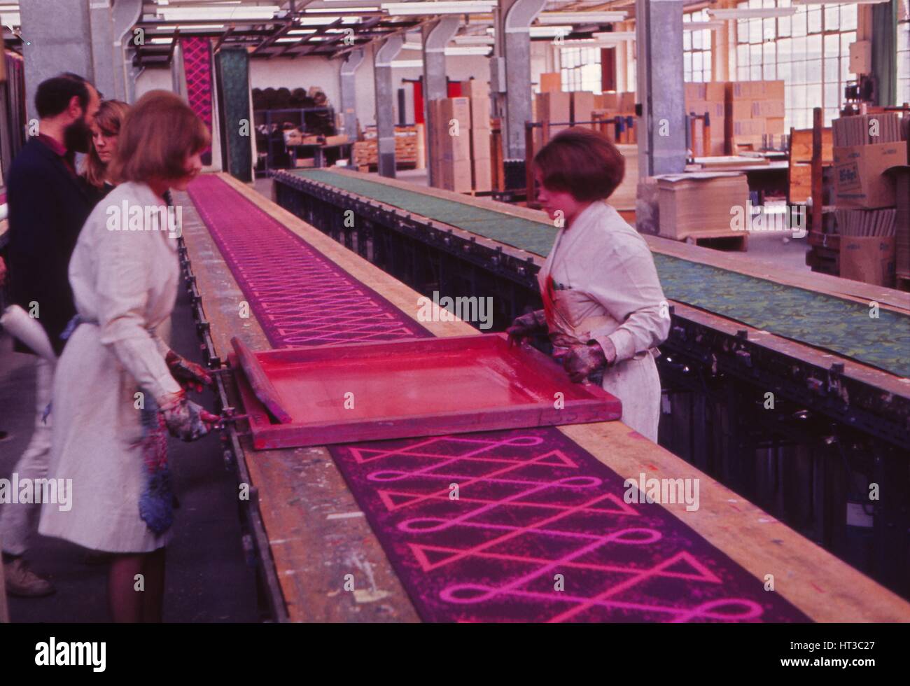 Carta da parati Screen-Printing a mano a Sandersons, Londra, c1960s. Artista: Sandersons. Foto Stock