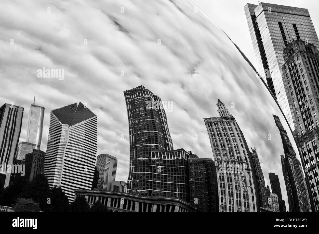 Chicago - Circa Ottobre 2009: Cloud Gate, noto anche come il fagiolo, nel Millennium Park in un giorno nuvoloso ho Foto Stock