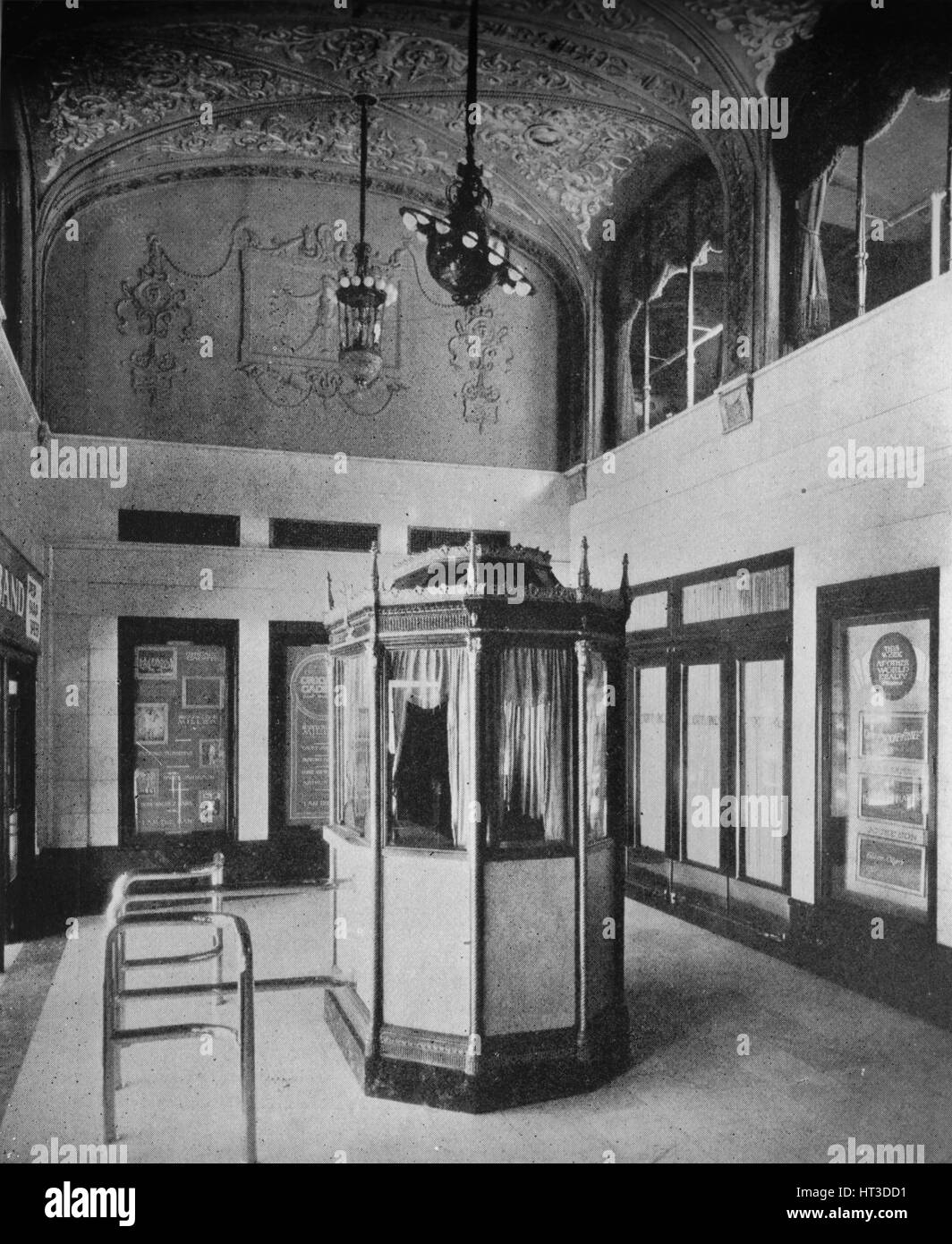 Ticket Booth e lobby, il mondo del teatro, Omaha, Nebraska, 1925. Artista: sconosciuto. Foto Stock