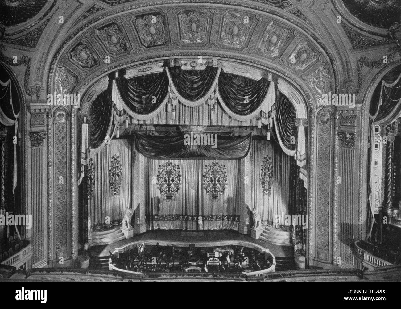 Il Proscenium arch, il teatro di Tivoli, Chicago, Illinois, 1925. Artista: sconosciuto. Foto Stock