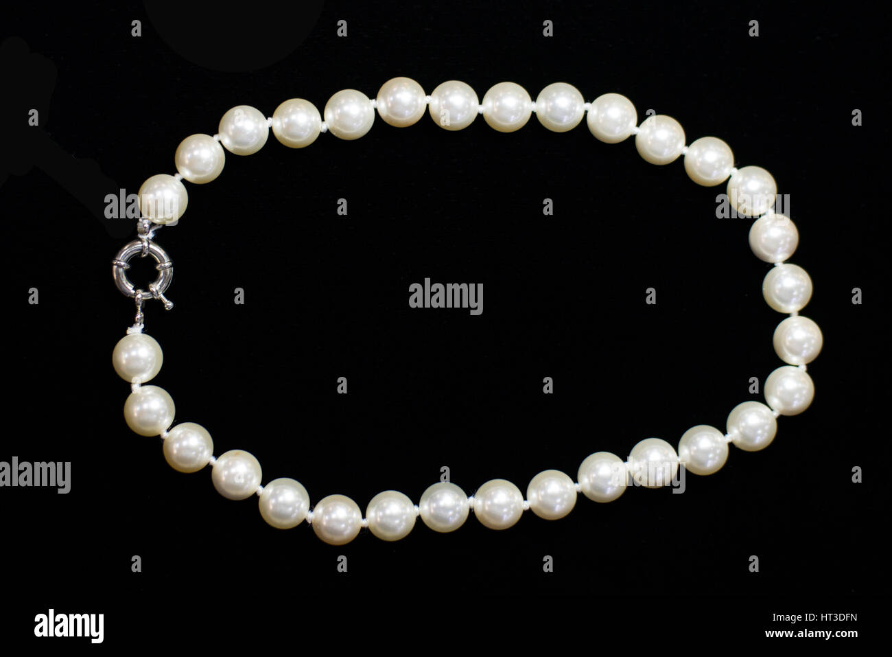 Collana etnica in plastica bianca su sfondo nero Foto Stock