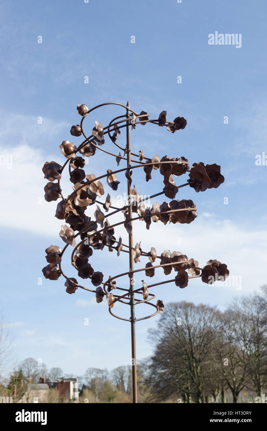 Decorative sculture di metallo sulla banca del fiume Wye nel Courtyard Cafe de Koffie Pot Foto Stock