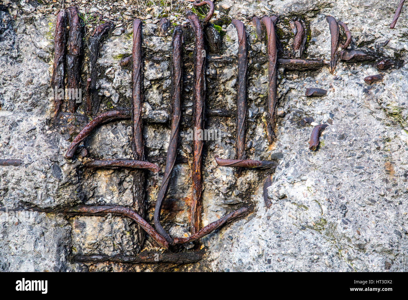 Rusty superficie metallica, strutture in cemento armato, scheggiati calcestruzzo, Foto Stock