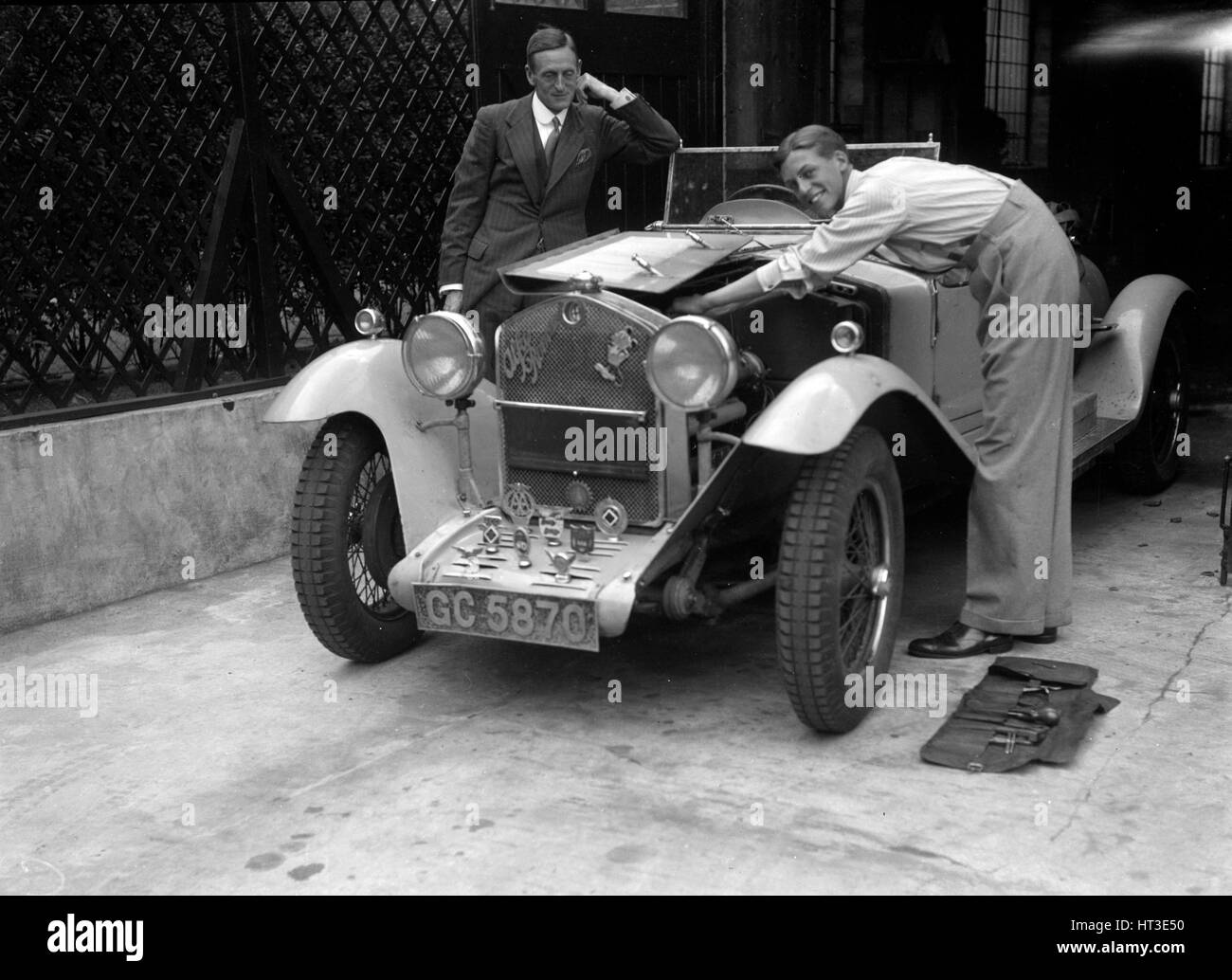 1930 Alfa-Romeo pilotato da Kenneth Evans. Artista: Bill Brunell. Foto Stock