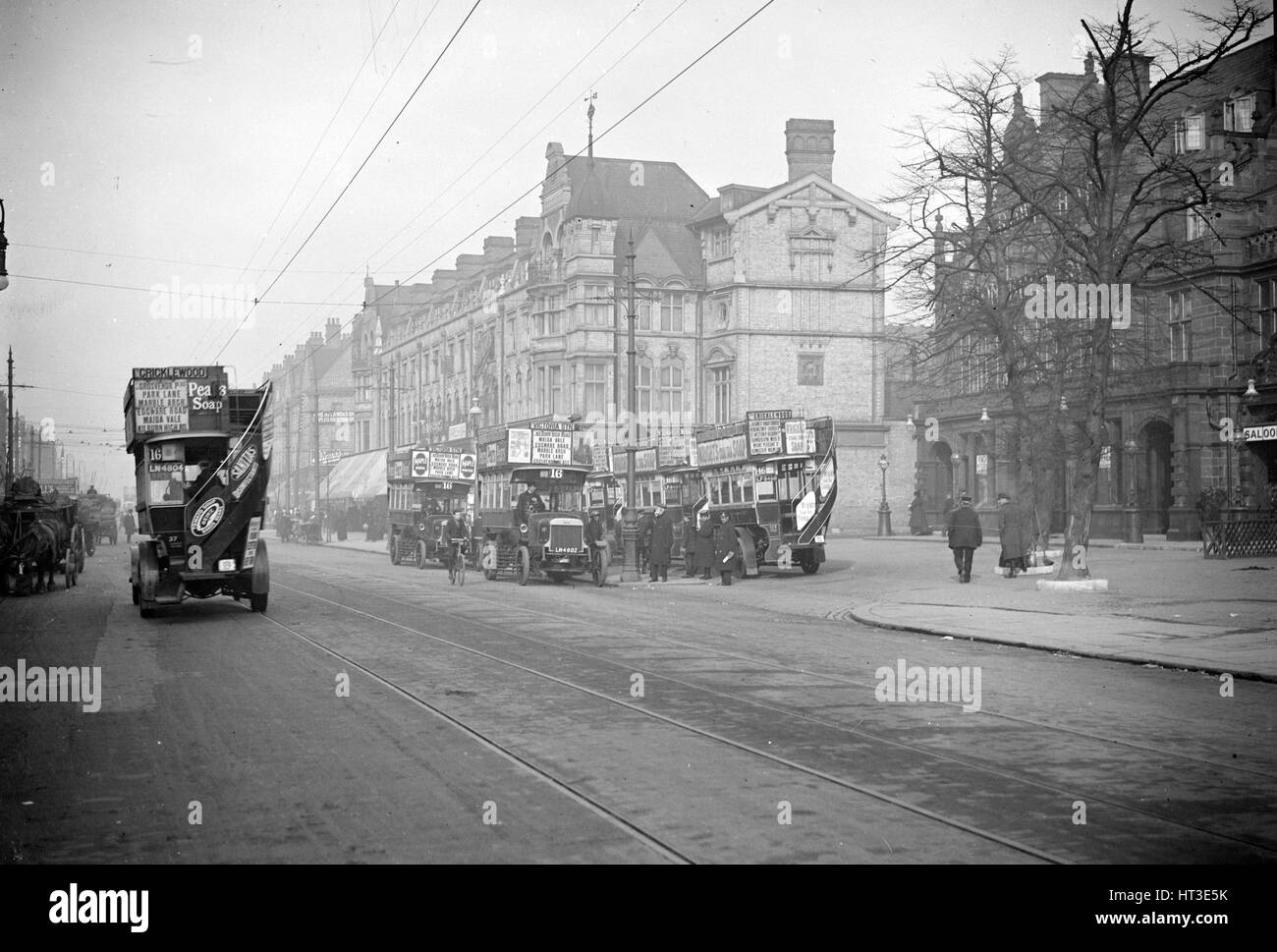 L'AEC tipo B e Daimler ha incontrato gli autobus di Londra. Artista: Bill Brunell. Foto Stock