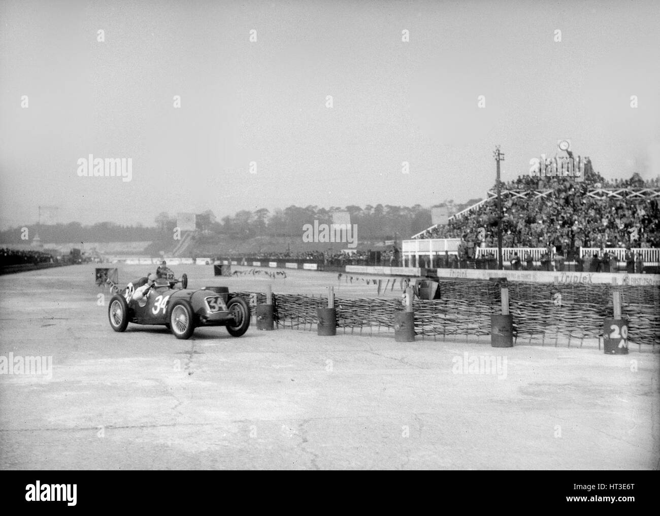 Riley 1985 cc negoziando la chicane alla JCC Trofeo Internazionale, Brooklands, 2 maggio 1936. Artista: Bill Brunell. Foto Stock