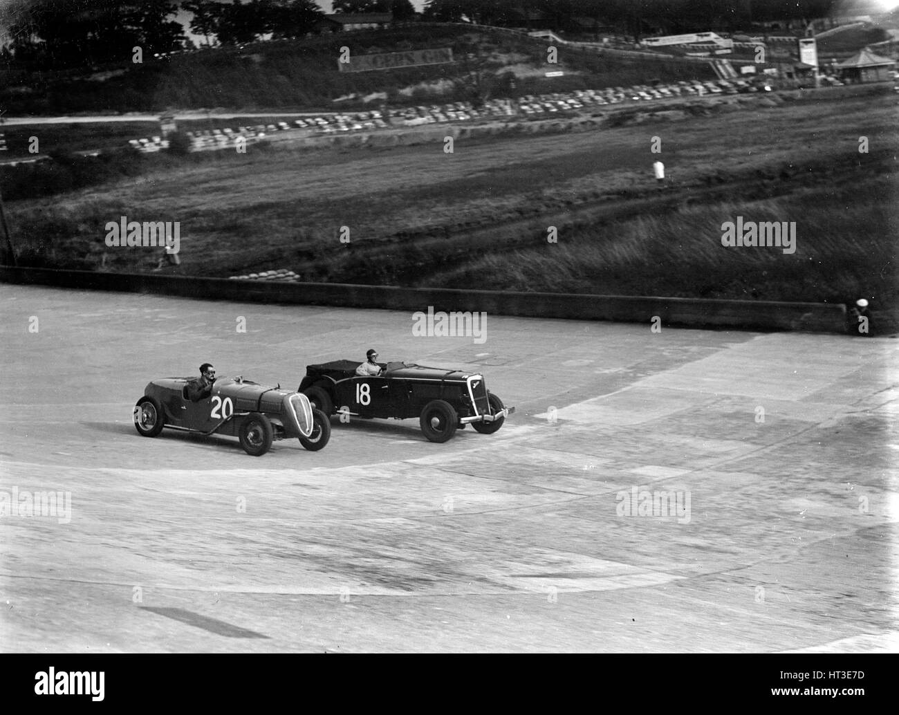Fiat Balilla e Jensen racing alla riunione di BARC, Brooklands, 15 ottobre 1938. Artista: Bill Brunell. Foto Stock