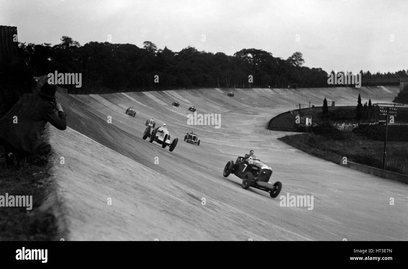 Bentley portando un Barnato-Hassan speciali e un Jensen, Ottobre lunga Handicap, Brooklands, 1938. Artista: Bill Brunell. Foto Stock