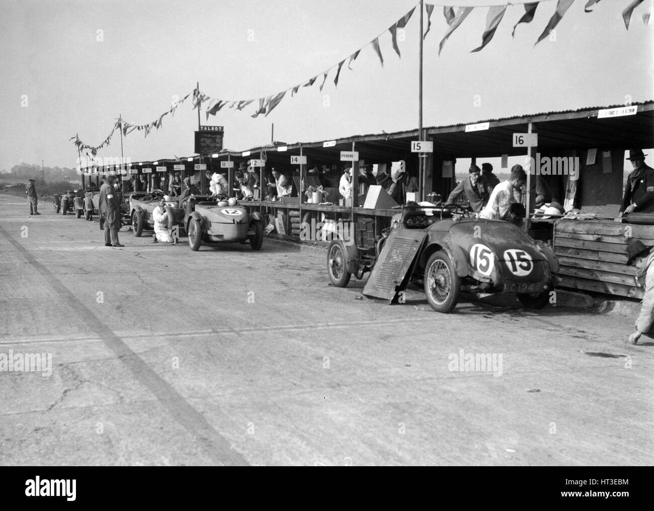 Talbot 105 e Lea-Francis automobili nel box presso la JCC doppia gara di dodici, Brooklands, 8/9 maggio 1931. Artista: Bill Brunell. Foto Stock