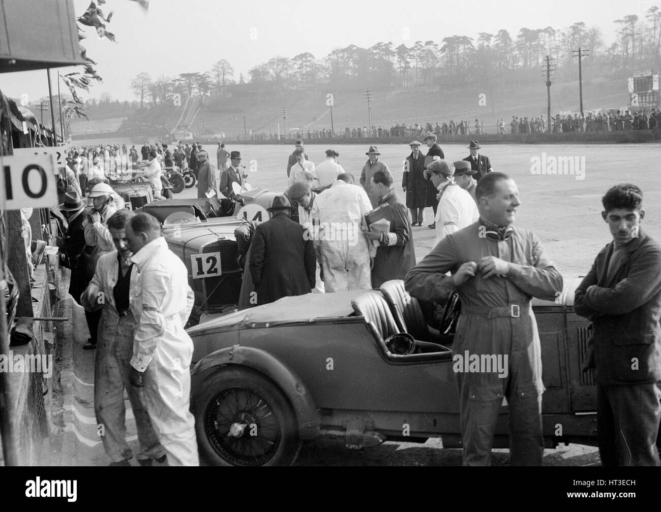 Tim Rose-Richards e John Cobb di Talbot 105 presso la JCC doppia gara di dodici, Brooklands, maggio 1931. Artista: Bill Brunell. Foto Stock