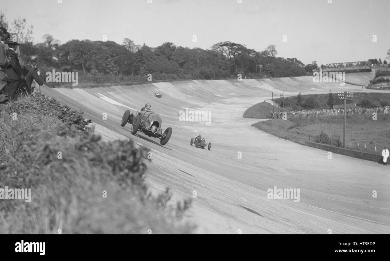 Sir Henry Birkin del leader di Bentley Earl Howe il Bugatti 54, BARC incontro, Brooklands, maggio 1932. Artista: Bill Brunell. Foto Stock