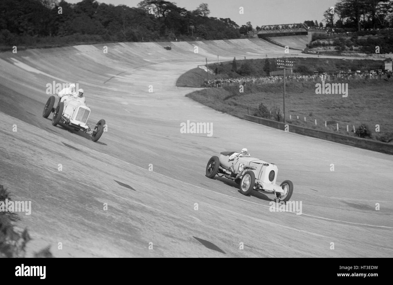 Sunbeam di EL in combattimento e Vauhall 30/98 di RJ Munday, BARC incontro, Brooklands, 16 maggio 1932. Artista: Bill Brunell. Foto Stock