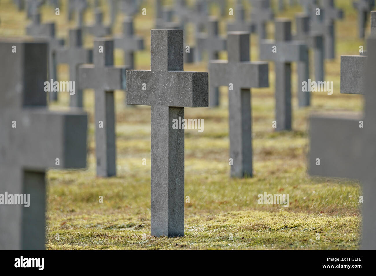 Camuffati lastra tombale di un soldato in un cimitero degli eroi Foto Stock