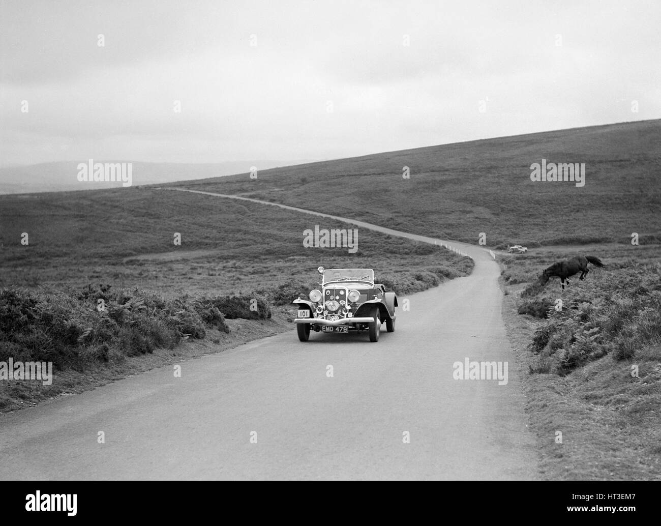 DG Silcock's Jensen V8, vincitore di una medaglia di bronzo al MCC Torquay Rally, luglio 1937. Artista: Bill Brunell. Foto Stock